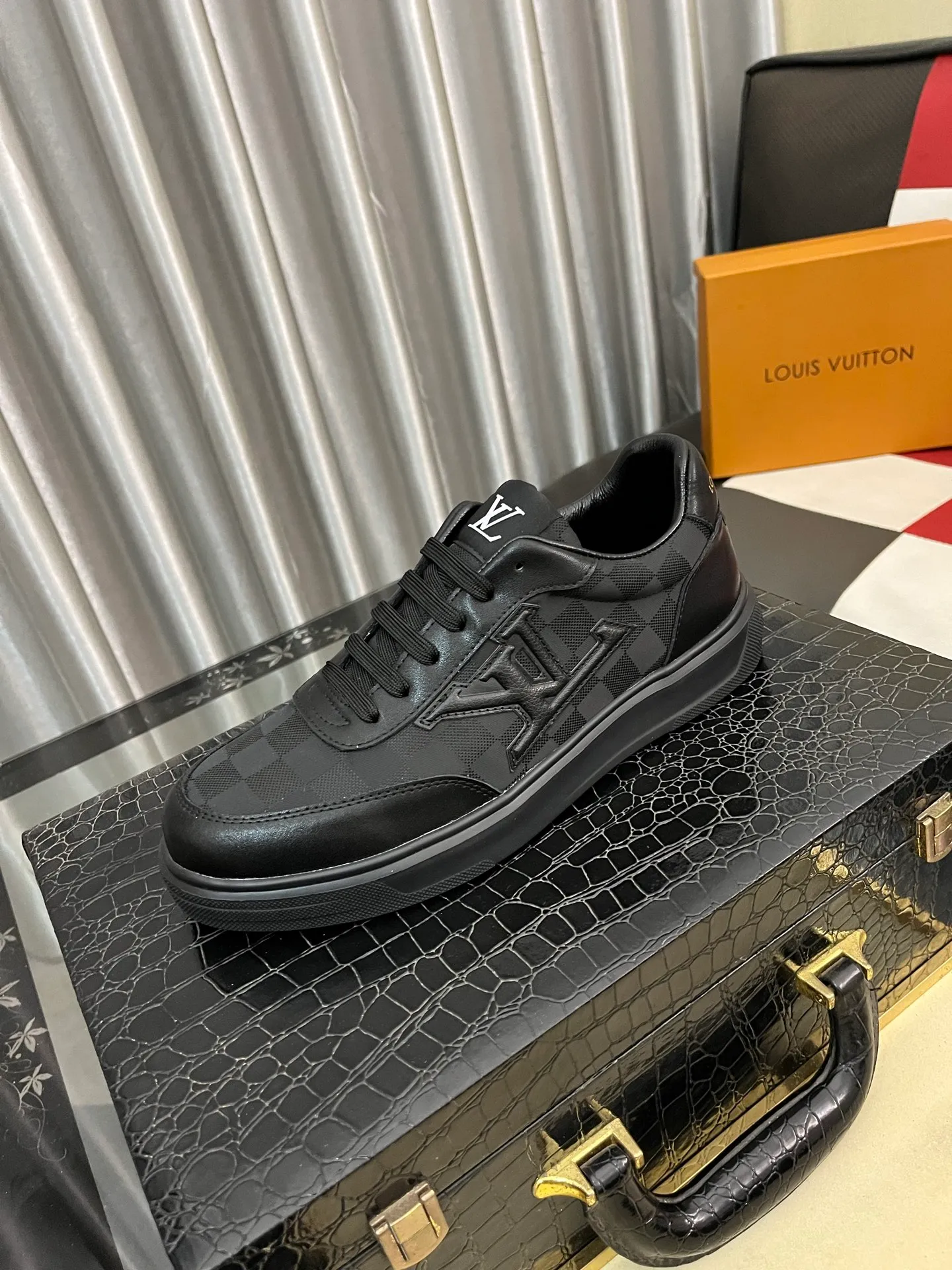 Men's shoes 💰400⌚️⌚️【LOUIS VUITTON】Same style as Louis Vuitton* official website 🚹Men's high-top casual shoes❤️Same style as popular celebrities and big names ~ Best-selling at home and abroad Lv focuses on the checkerboard series...Imported first-layer cowhide with special fabrics➕Full sheep leather lining➕Brand-specific hollow outsole💎Number: 38-443️⃣Colors available
